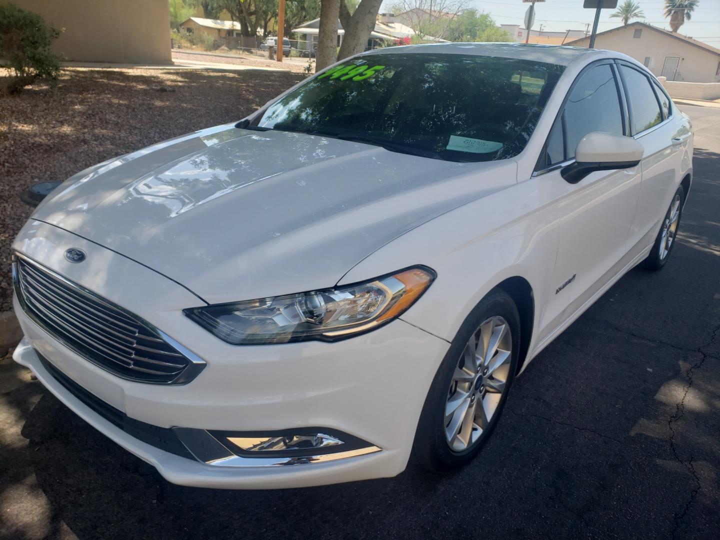 2017 WHITE /black Ford Fusion Hybrid SE hybrid (3FA6P0LUXHR) with an 2.4L L4 DOHC 16V engine, 6-Speed Automatic transmission, located at 323 E Dunlap Ave., Phoenix, AZ, 85020, (602) 331-9000, 33.567677, -112.069000 - Photo#0